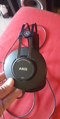 AKG K52