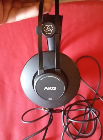 AKG K52