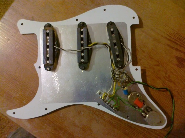 Strat καλωδιωμενο pickguard