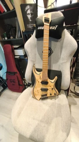 Custom Made Headless Guitar με Fanned Τάστα