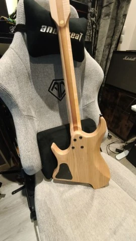 Custom Made Headless Guitar με Fanned Τάστα