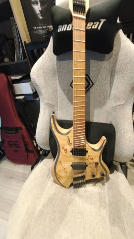 Custom Made Headless Guitar με Fanned Τάστα