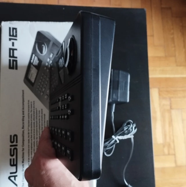 Alesis SR-16