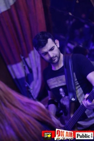 Μπασίστας διαθέσιμος για μουσικό σχήμα