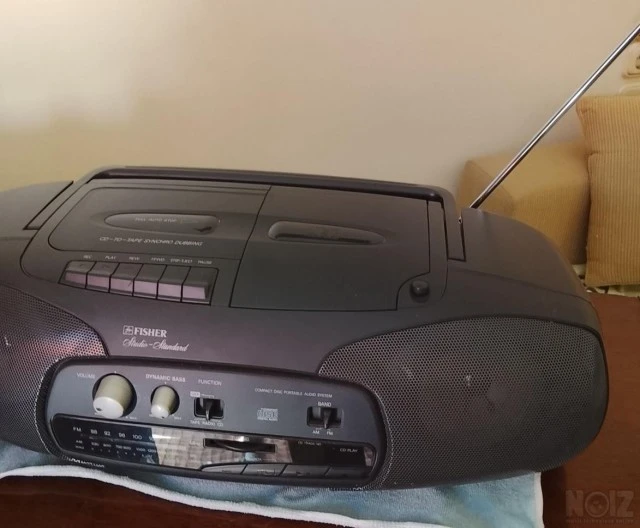 Ράδιο-κασετόφωνο με Cd-player.