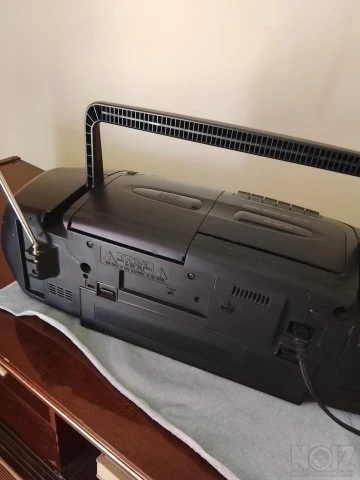 Ράδιο-κασετόφωνο με Cd-player.