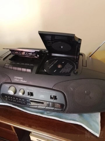 Ράδιο-κασετόφωνο με Cd-player.