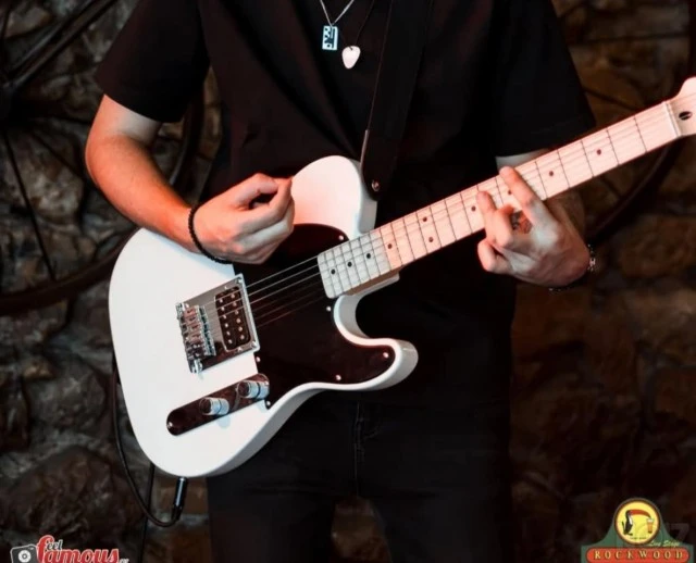 Squier Telecaster Σχεδόν