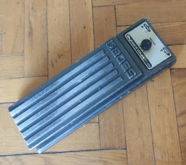 BOSS FV-200 Vintage stereo volume pedal.