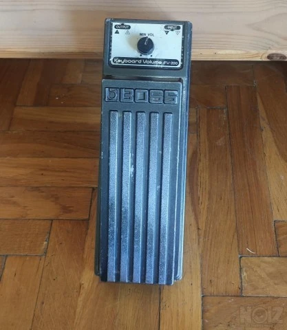 BOSS FV-200 Vintage stereo volume pedal.