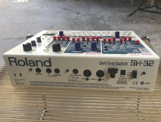 Roland SH-32