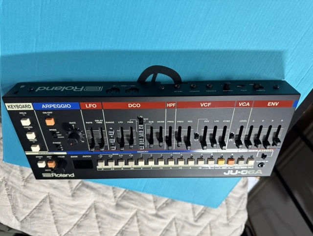 Roland JU-06A