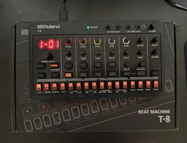 Roland Aira Compact T-8