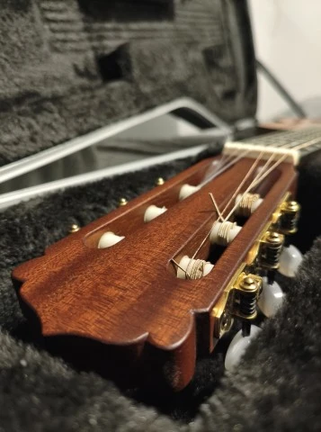 Hanika 50 MC κλασική κιθάρα με σκληρή θήκη Music Store