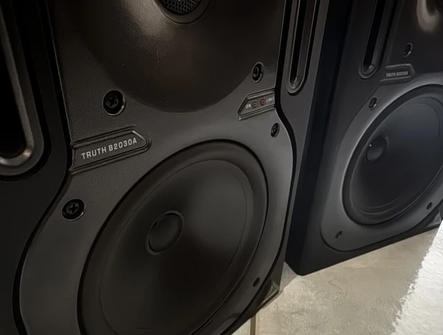 Behringer Truth 2030A