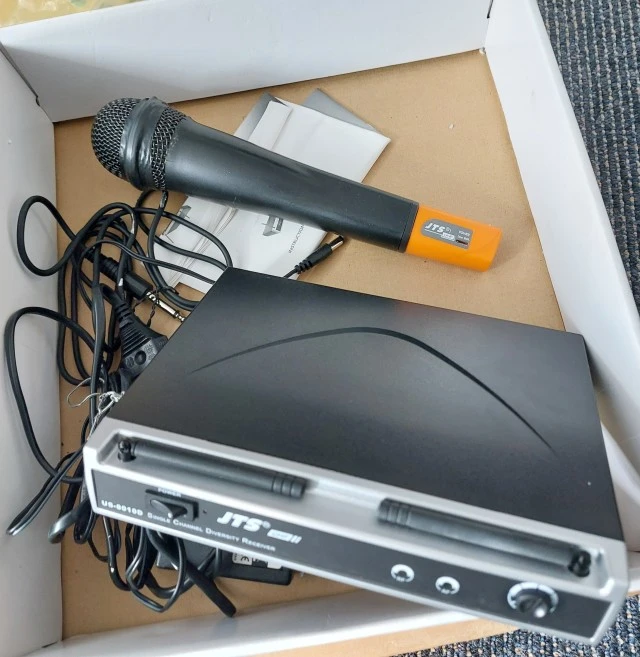 JTS US-8010D Uhf — Ασύρματο Μικρόφωνο Χειρός
