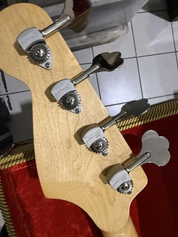 jazz bass Loukakis