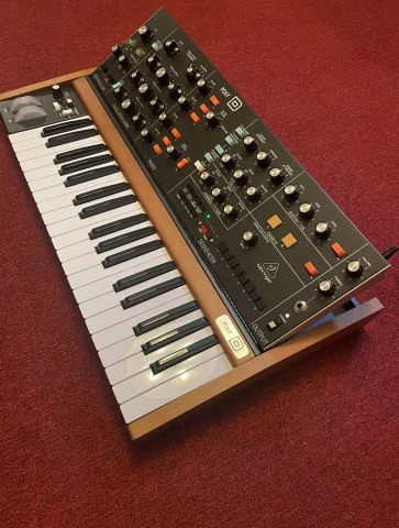 Behringer Poly D