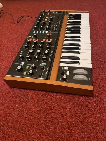 Behringer Poly D
