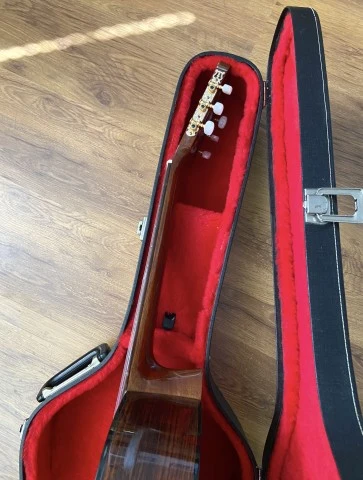Morris Classical Guitar με σκληρή θήκη