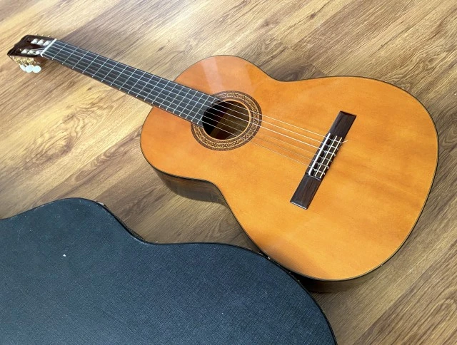 Morris Classical Guitar με σκληρή θήκη