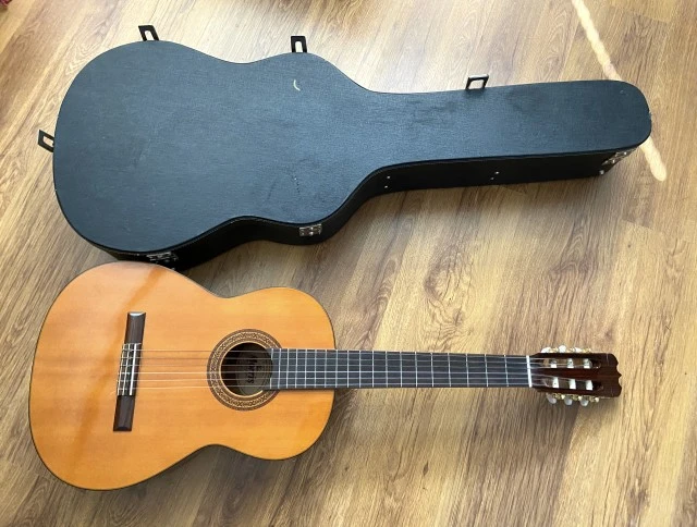 Morris Classical Guitar με σκληρή θήκη