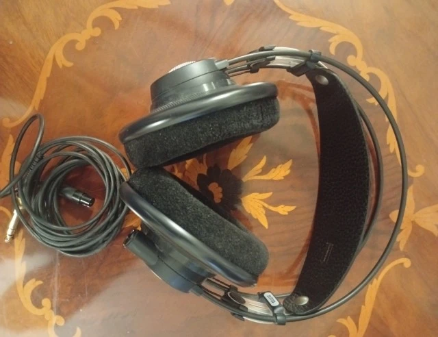 AKG K702