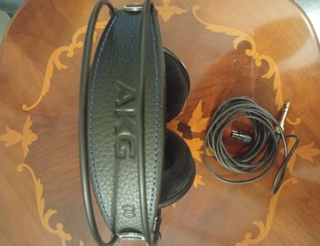 AKG K702