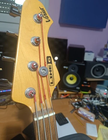 Line6 Variax 700 Bass