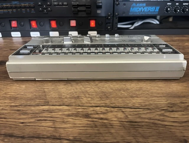 Roland TR-606