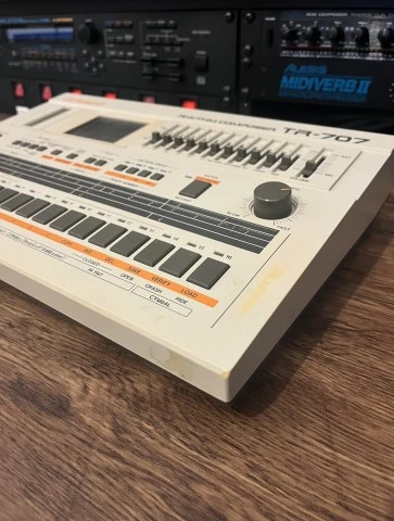 Roland TR-707