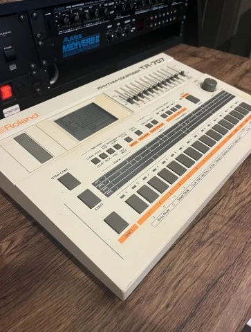 Roland TR-707