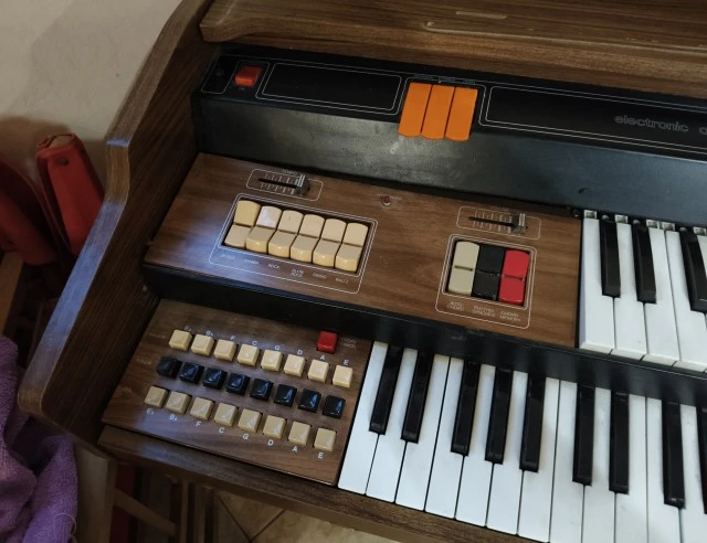 Bontempi Electronic Organ