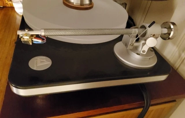 Clearaudio Performance (with Satisfy Carbon tonearm)