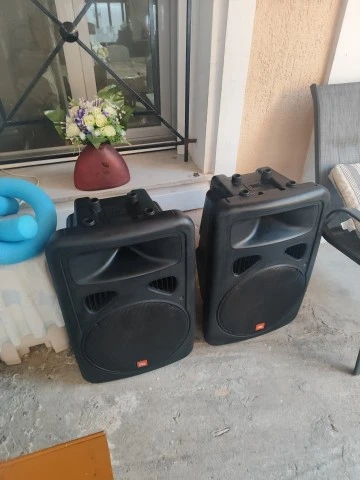 Δύο ζευγάρια JBL Eon