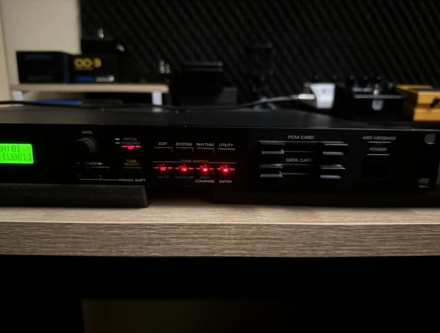 Roland JV 880