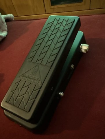 Behringer: V-Tone Guitar GDI21 & HellBabe HB01 (Wah)