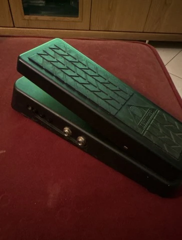 Behringer: V-Tone Guitar GDI21 & HellBabe HB01 (Wah)