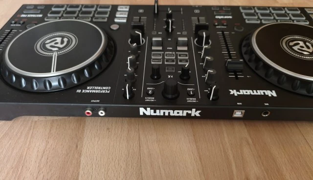 Numark Mixtrack Pro FX