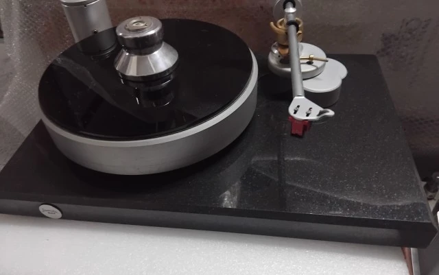 Acoustic Solid Granite with Bluenote Borghese Unipivot tonearm