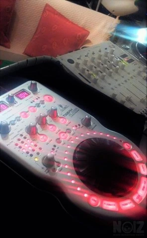 Behringer Effects Sampler DJ Console Con