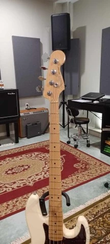 American Standard Jazz Bass with maple 