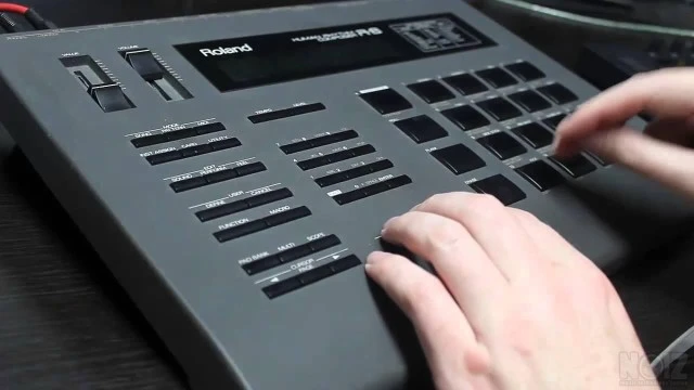 ROLAND R8 Human rhythm composer drum mac