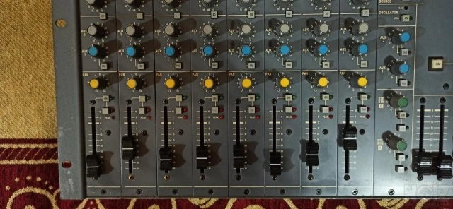 ΠΩΛΕΙΤΕ   ΚΟΝΣΟΛΑ  Soundcraft B 100  bro