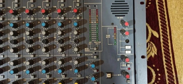 ΠΩΛΕΙΤΕ   ΚΟΝΣΟΛΑ  Soundcraft B 100  bro