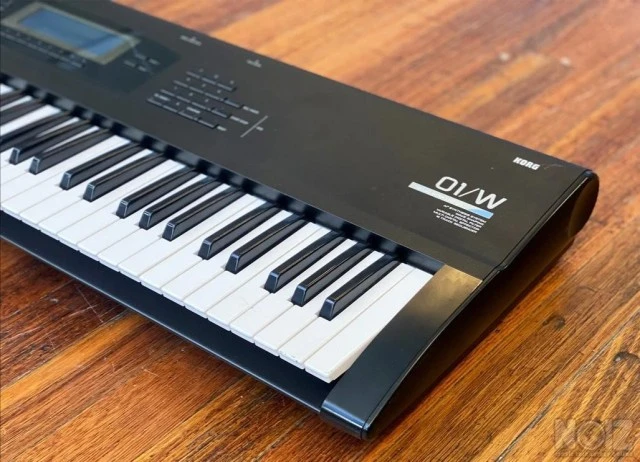 Korg 01w workstation + βάση
