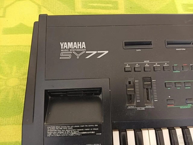 Συνθεσάιζερ Yamaha SY77