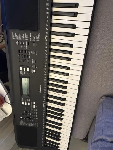 Yamaha PSR E373