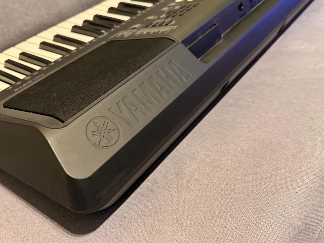 Yamaha PSR E373