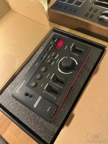 Roland Aira Compact E-4